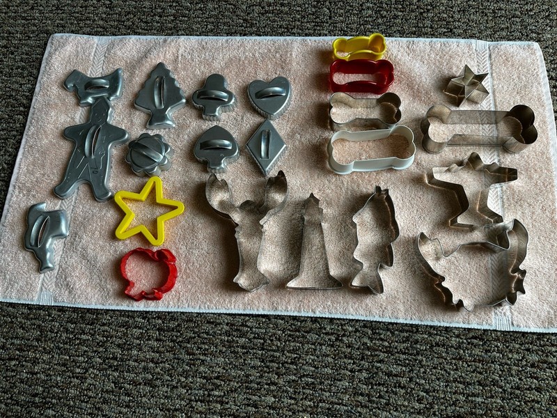 VINTAGE LOT OF OLD AND NEW COOKIE CUTTERS 21 IN ALL