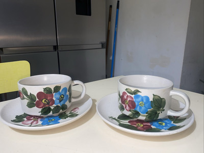 vintage 2 große Tassen und Untertassen aus Steinzeug Blumen handbemalt 70er 80er Jahre
