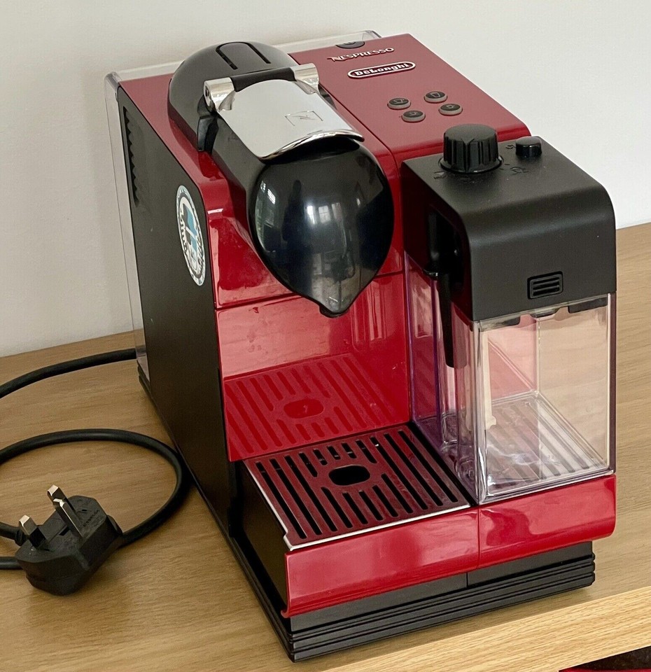 Delonghi Nespresso Lattissima Plus EN 520.R Coffee Machine Red