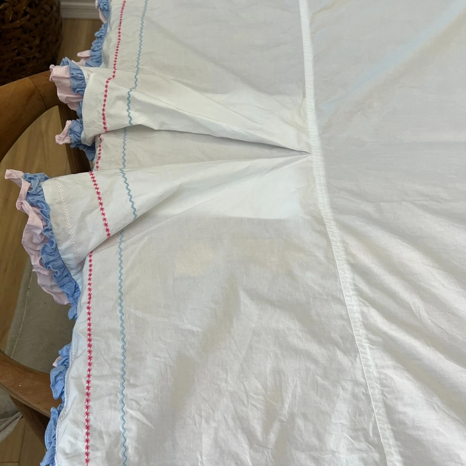 Falda de cama Pottery Barn para niños doble plisada colorida bordada con volantes 100 % algodón Foto 2 de 4