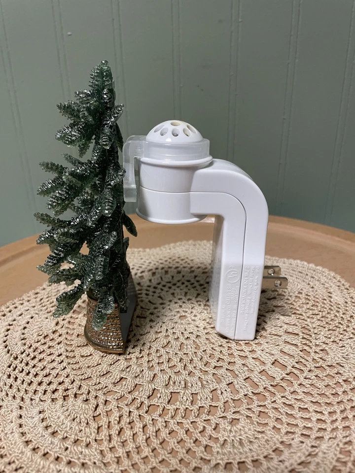 Bath & Body Works • PINO DE NAVIDAD • Enchufe de flor de pared con control de aroma Foto 4 de 4