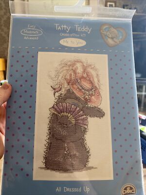 DMC gezähltes Kreuzstich-Set Tatty Teddy alle verkleidet NEU 5 ''x 9''