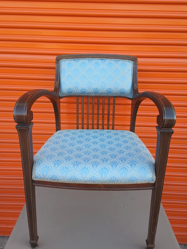 Sillón tapizado vintage de madera azul tono medio Foto 2 de 4