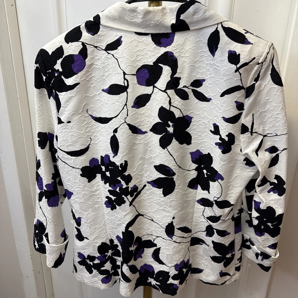 Blazer/Cárdigan para mujer Dress Barn 2 botones delanteros talla M floral púrpura/negro usado en excelente estado Foto 4 de 4