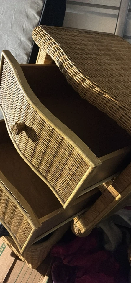 Mesita de noche de mimbre con 2 cajones color miel Foto 2 de 4