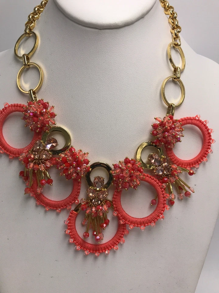 Collar KS22 $148 Kate Spade ENVUÉLVELO PIEDRA CORAL Y CUENTAS Foto 2 de 4