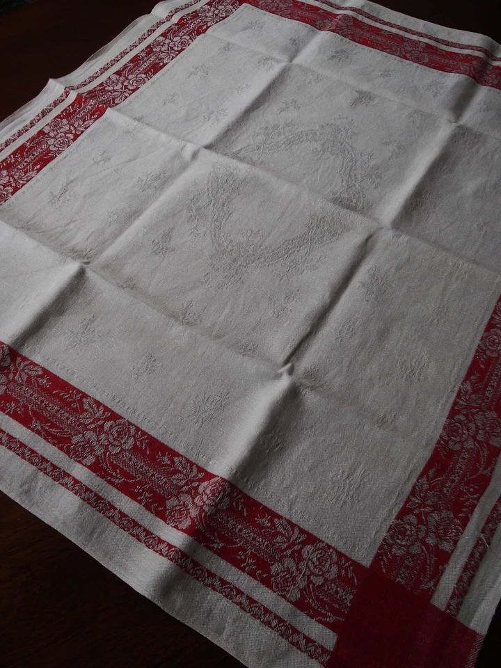 Service de 12 serviettes 76 x 53 cm damas bicolore à liteaux damassés rouges - Photo 4/4