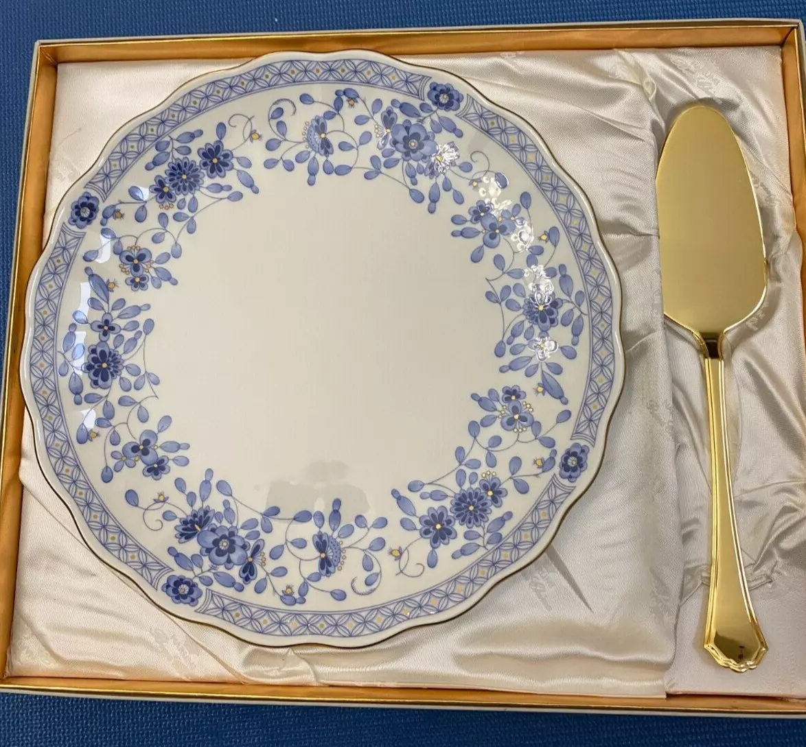 Narumi Bone China Dinner Plate Blue Flowers - Make in Japan