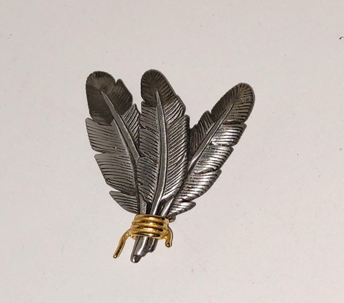 Spilla vintage Mark Shields peltro piume nativi americani USA fatta a mano