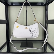 C.OACH x PEANUTS CBJ76 IMCAH Teri 单肩包 Snoopy Chalk Multi 双向设计-