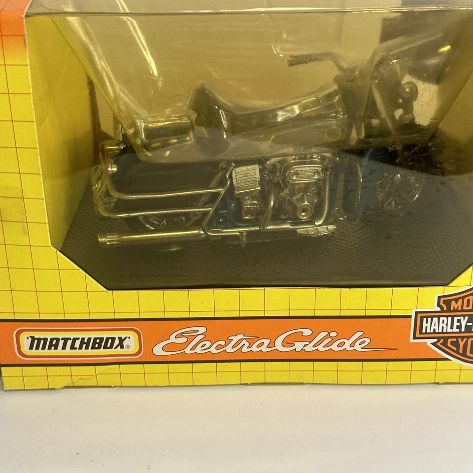 1993 Matchbox Harley Davidson 1968 BLUE FLH ELECTRA GLIDE Motorcycle 1/15 Scale - Image 3 of 4