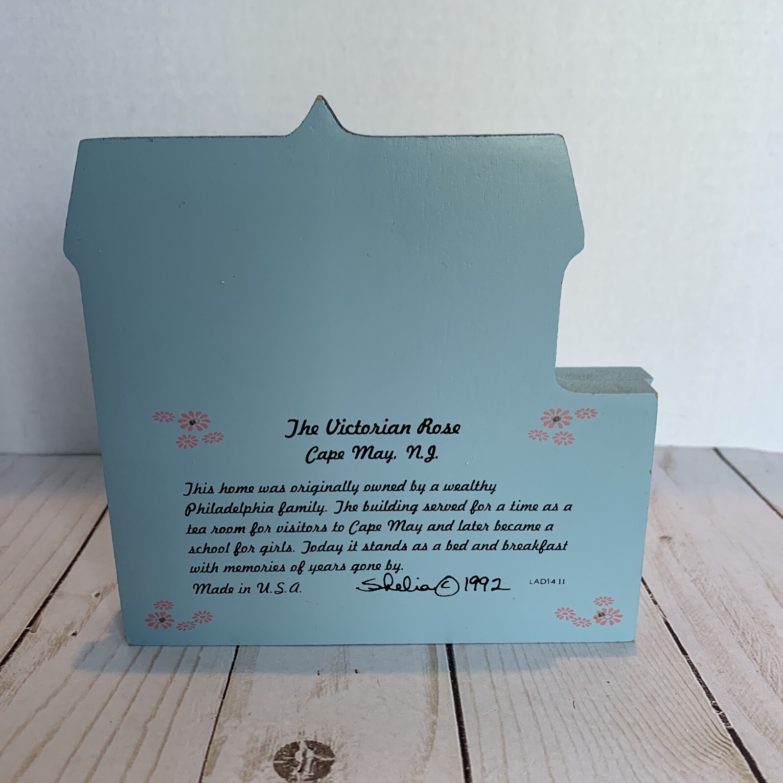 THE VICTORIAN ROSE CAPE MAY NEW JERSEY Shelia's Collectibles 1992 Shelf