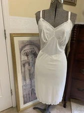 Ivory Slip Vintage 70’s w/ Delicate Embroidered Florals Size Small NO tags