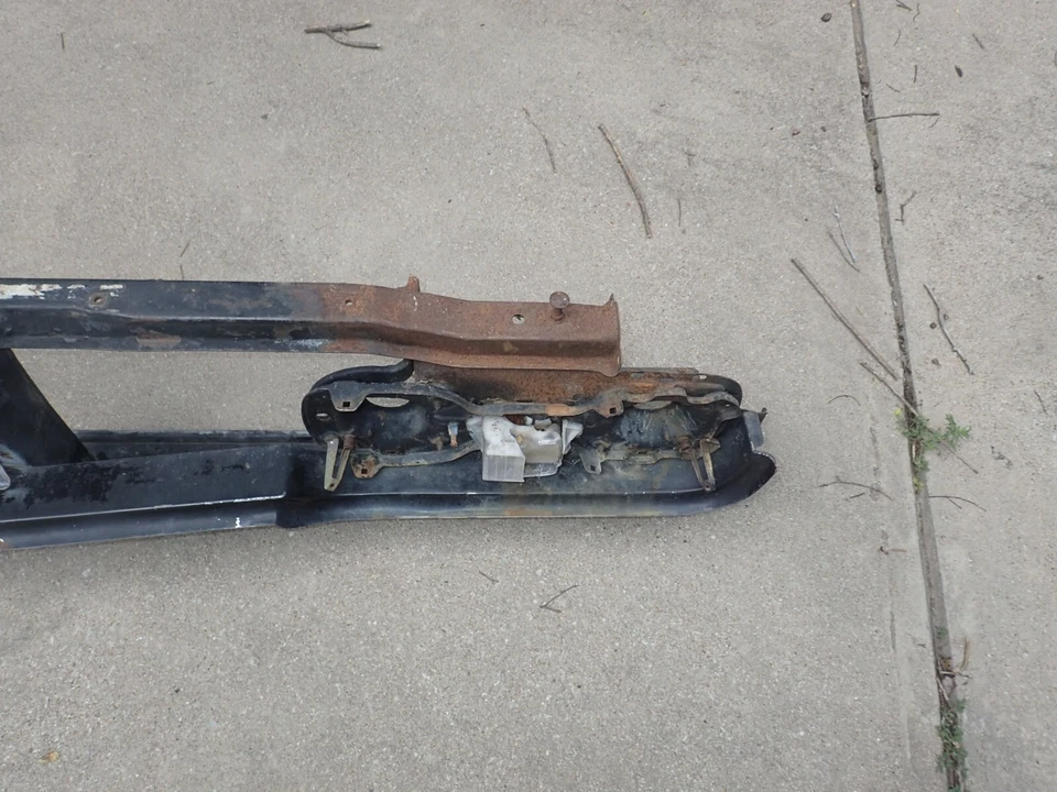 1967 Oldsmobile Cutlass, 442 radiator grille core support, nice! Foto 4 de 4