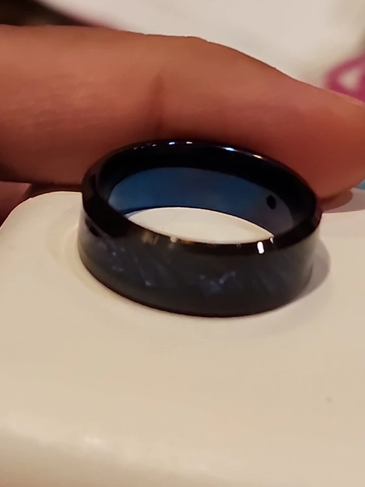 Alianza de boda Malden para hombre negra tungsteno dragón celta azul con incrustación de fibra de carbono Foto 4 de 4