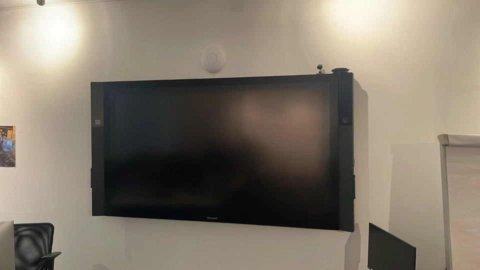 Interaktiver Multifunktions-Bildschirm (Microsoft Surface Hub v1)