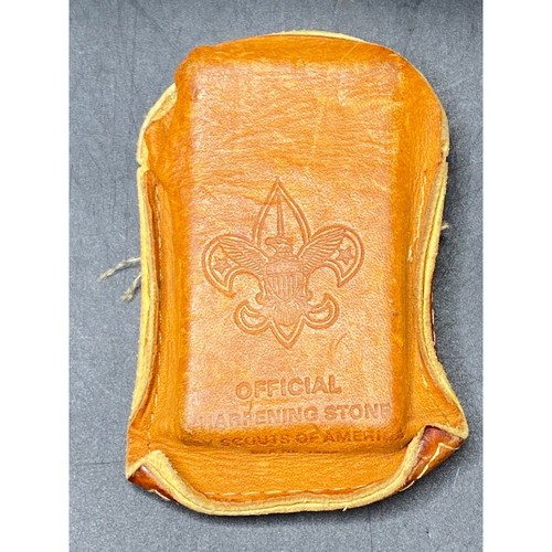 Vtg Boy Scouts of America Official Sharpening Stone w/Leather Pouch Embossed - Foto 2 di 6