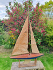 <!--F#f_0-->A BEAUTIFUL LARGE MODEL ANTIQUE POND YACHT FOR RESTORATION - OIL CLOTH SAILS<!--F/-->