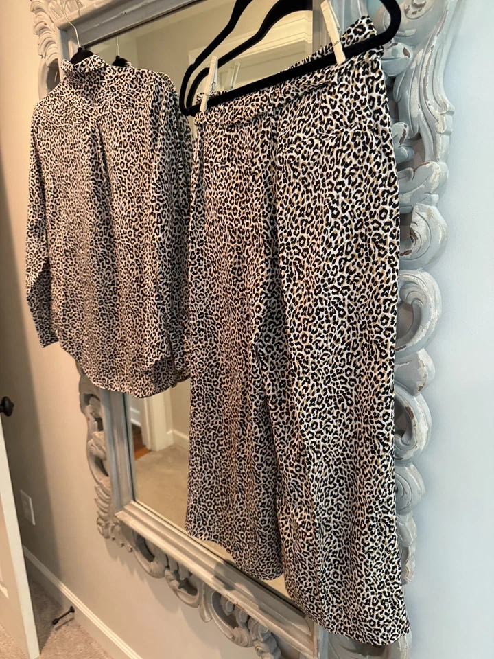 Calça J.CREW com estampa de leopardo pernas largas (tamanho 2) e blusa (tamanho 00) - 100% seda - Imagem 4 de 4