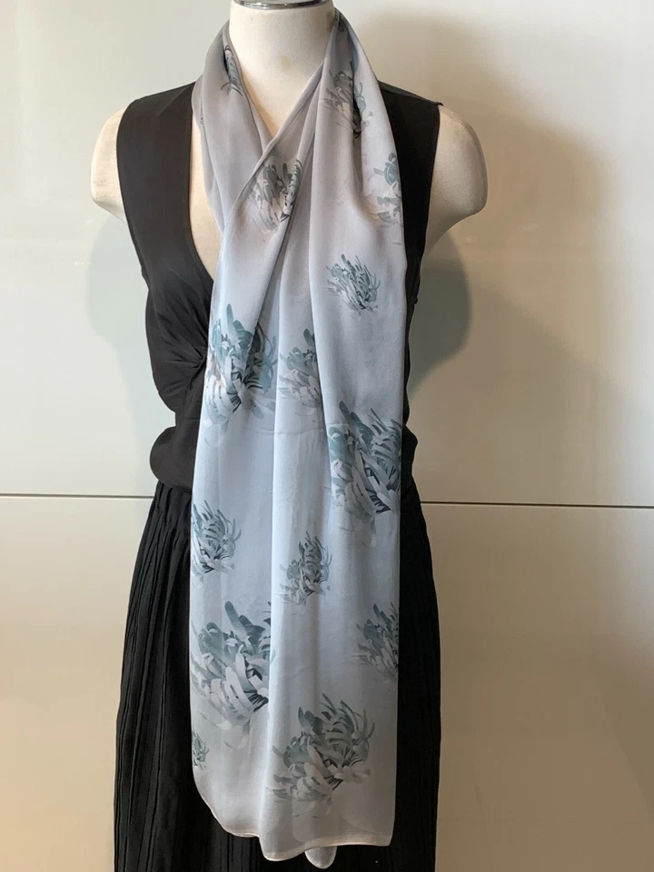 JOHN GALLIANO 100% Seda Gasa Azul Pálido Floral Bufanda 64cm x 175cm -- Excelente Foto 4 de 4