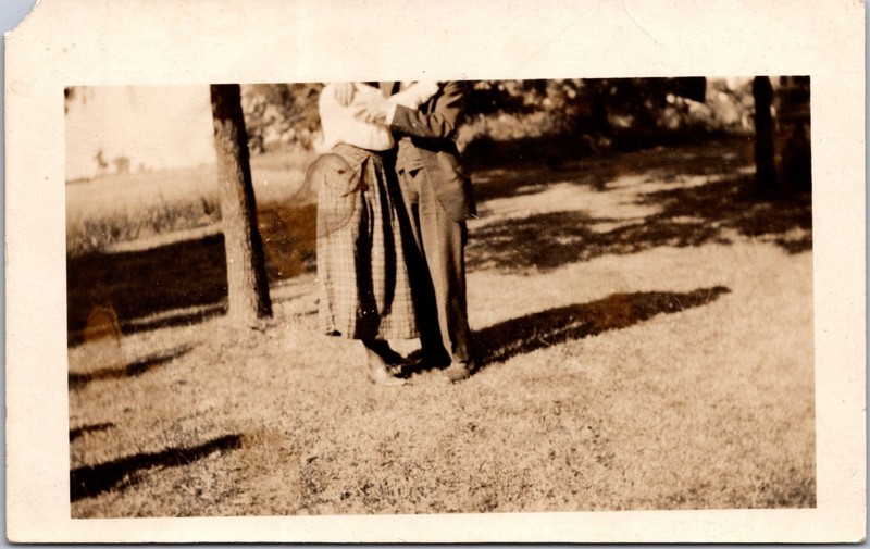 PC6545 Man Woman Head Cut Off Unusual Weird Photo Postcard RPPC