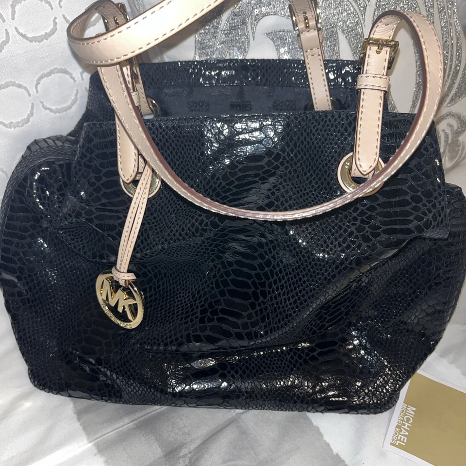 Bolso de Mano Michael Kors Jet Set Grande Negro Charol con Repujado Foto 2 de 4