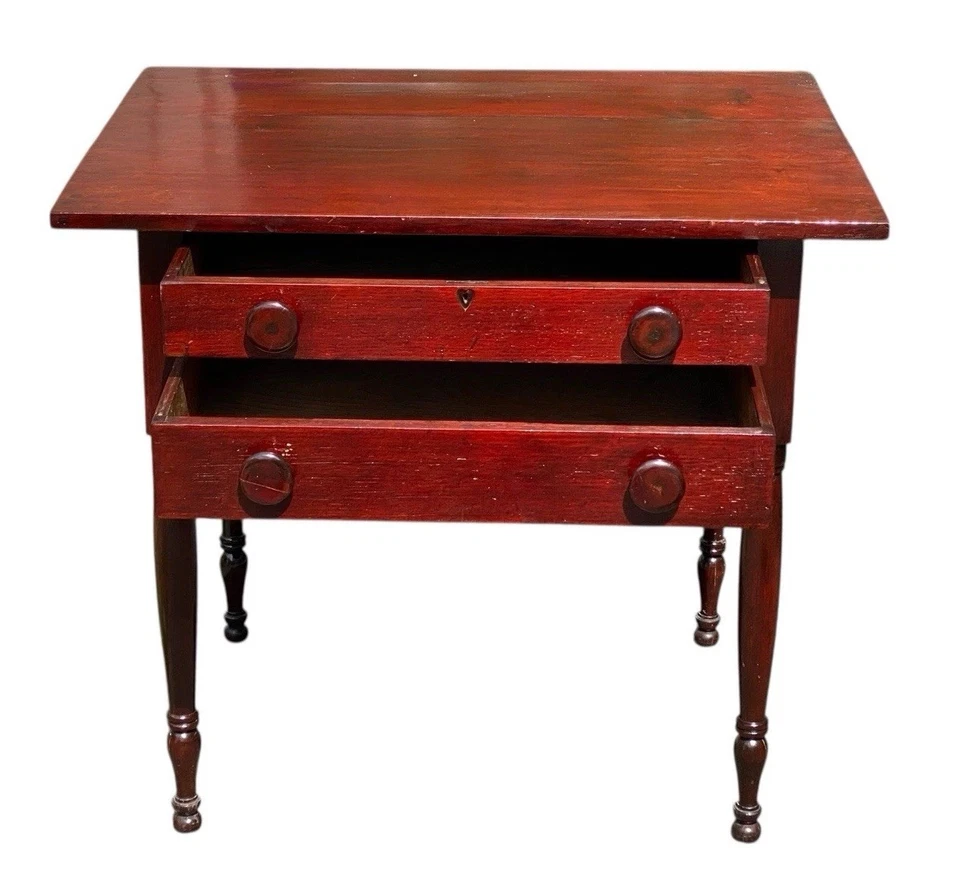 Antigua mesa de trabajo de pino Pennsylvania con escudo en forma de corazón Foto 2 de 4