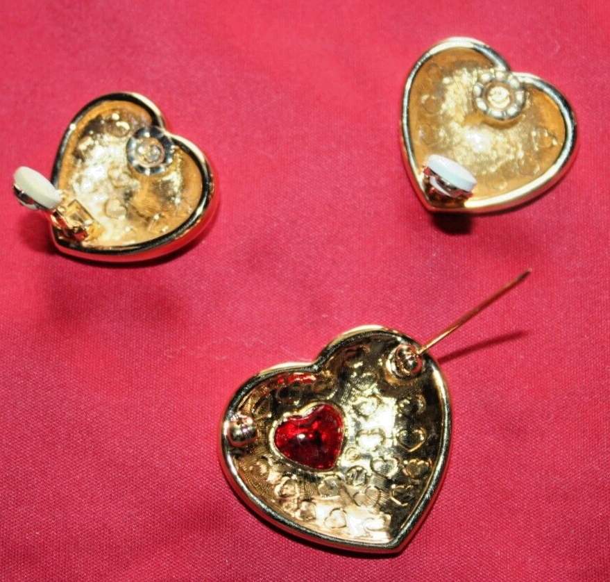 NUEVO CON ETIQUETAS SWAROVSKI Corazón en Corazón Cristal Clip Pendientes Broche Prendedor Corazón Rojo Cristal Foto 3 de 4