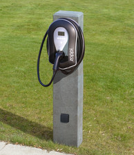 Produktbild - Ladesäule E-Ladestation aus recyceltem Kunststoff,  anthrazit mit 220V Steckdose