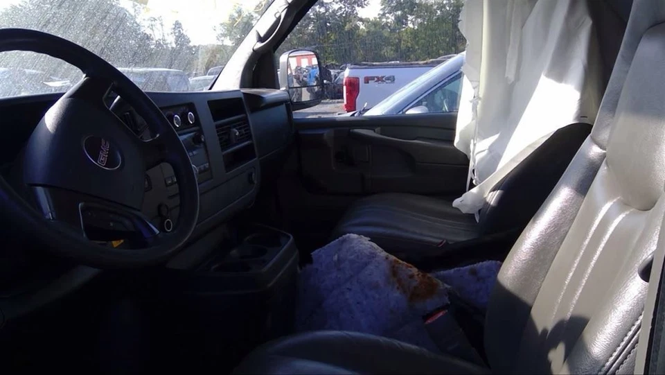 (LOCAL PICKUP ONLY) Radiator Fits 05-09 EXPRESS 2500 VAN 1877561 - Image 2 of 4