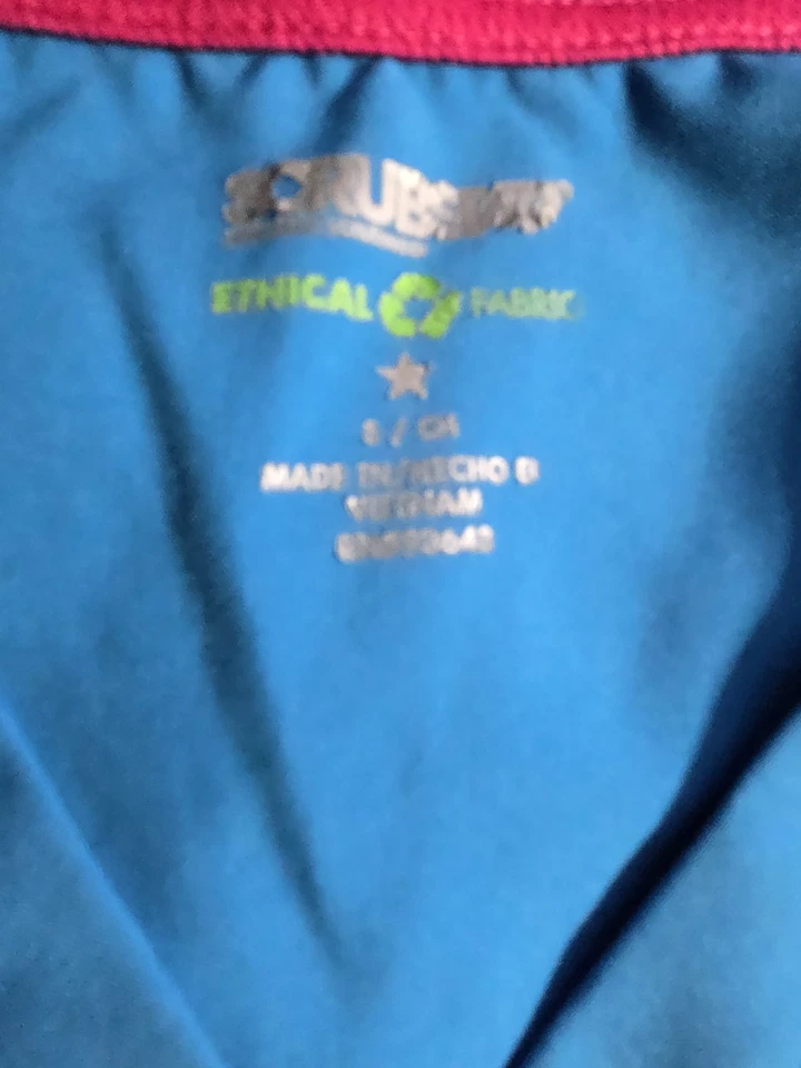 Blusa Scrubstar Scrub tamanho P-"BONDI BLUE" com acabamento rosa gola V-peito 20,5"/L 26" - Imagem 3 de 4