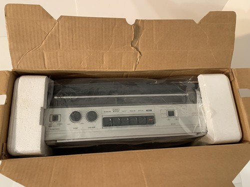 NUEVO COMO NUEVO De colección HITACHI TRK-7000H Radio Estéreo Cassette Boombox con Caja RARO COMO NUEVO - Imagen 2 de 24