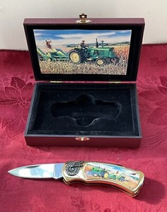 JOHN DEER 7” POCKET KNIFE W’ TRACTOR GRAPHICS IN WOOD DISPLAY GIFT BOX EUC