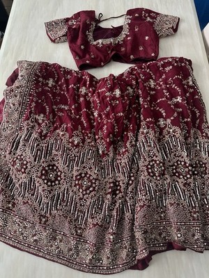 Verzierter handgefertigter Sari Zweiteiler mit Bluse Burgund und Gold