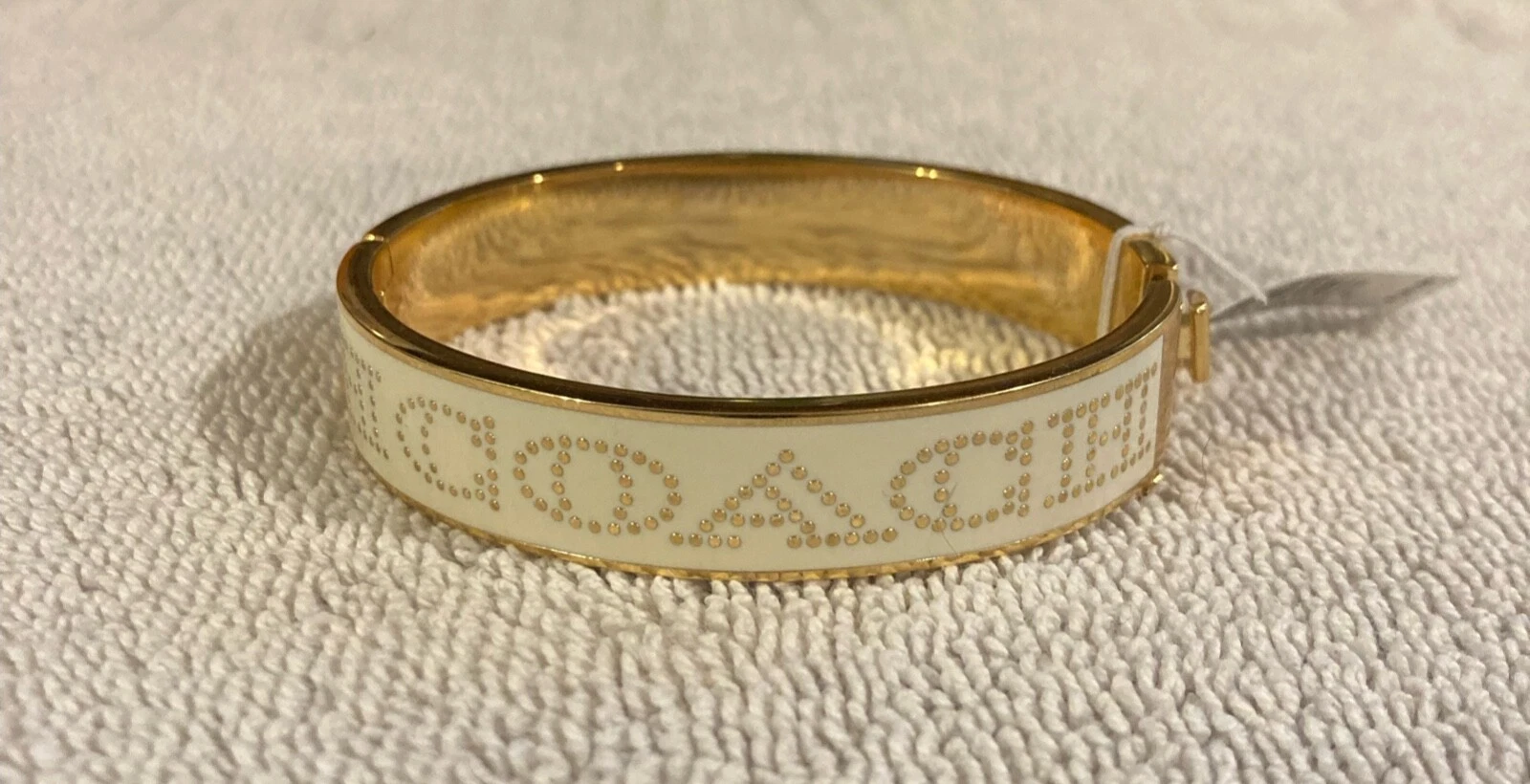 Bracciale Coach NY Latch con accenti bianchi e oro gioielli