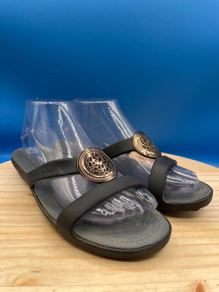 Sandalias Crocs para mujer 8 extensiones negras doradas sin cordones punta abierta parte superior baja informales cómodas Foto 3 de 4