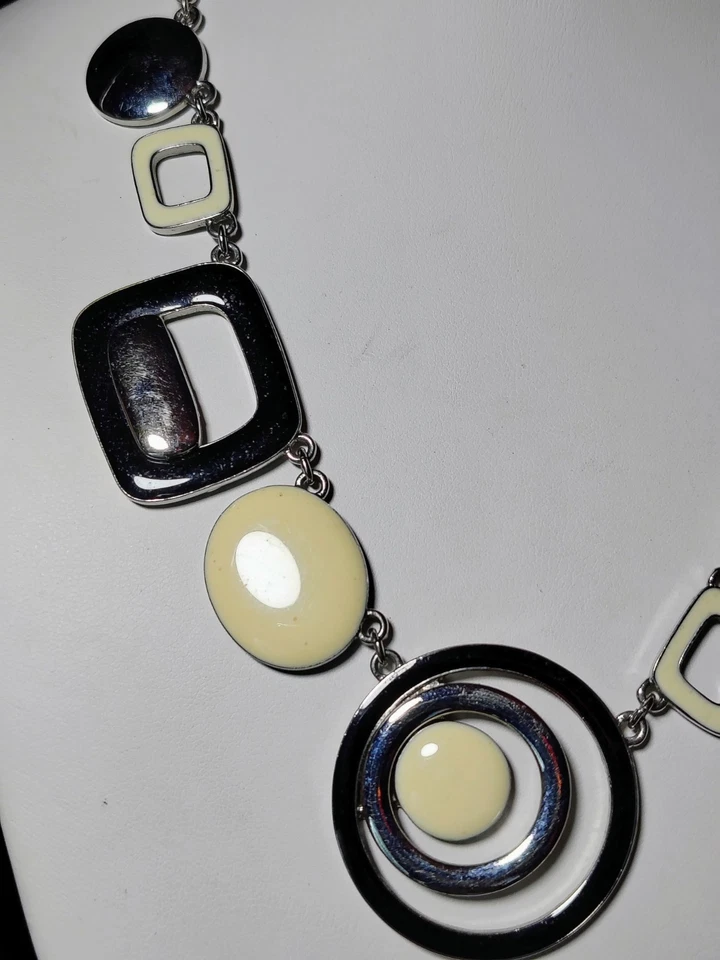 Collar Lia Sophia Geométrico Tono Plata Esmalte Crema Moderno Retro Foto 3 de 4
