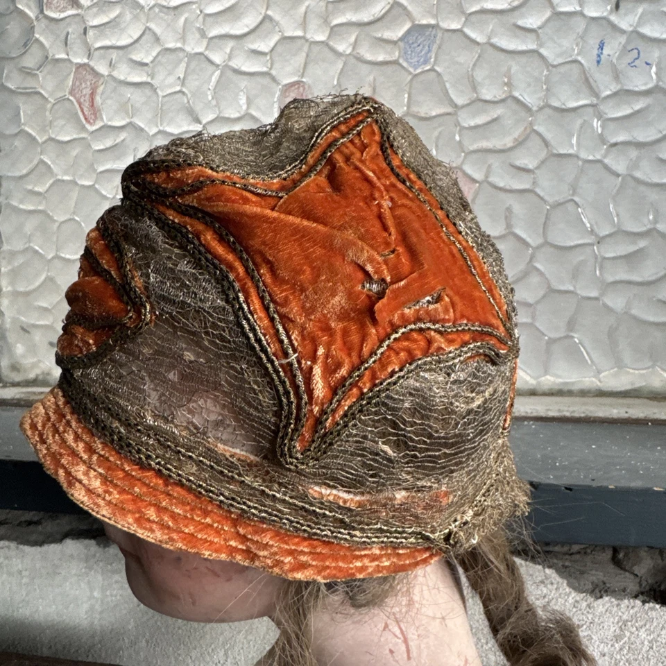 Antiguo tocado de terciopelo de seda naranja y encaje lamé dorado de los años 20 Cloche vintage Foto 2 de 4
