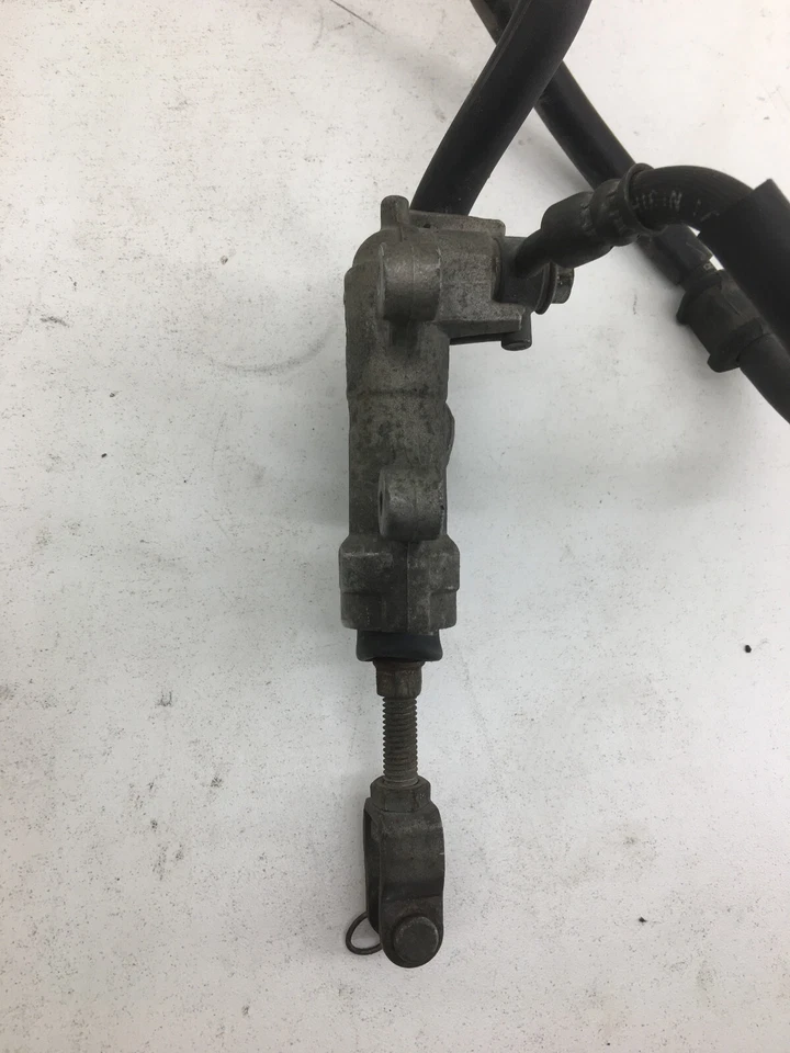 Suzuki GSXR 750 2000 OEM freno trasero Foto 3 de 4