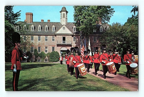 Queen's Guard Williamsburg Virginia ROTC Honor Unit College William Postcard E5