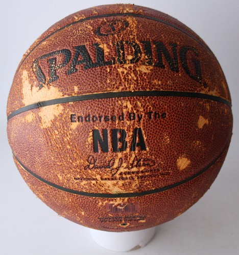 RARE SPALDING GOLD NBA INDOOR OUTDOOR BASKETBALL BALL SIZE 7 - Picture 5 of 10