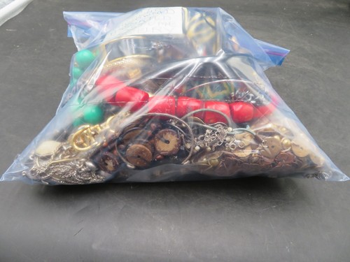 5lbs Assorted Costume Jewelry Lot - Necklaces, Bracelets, Earrings - Pre-Owned - Picture 3 of 11