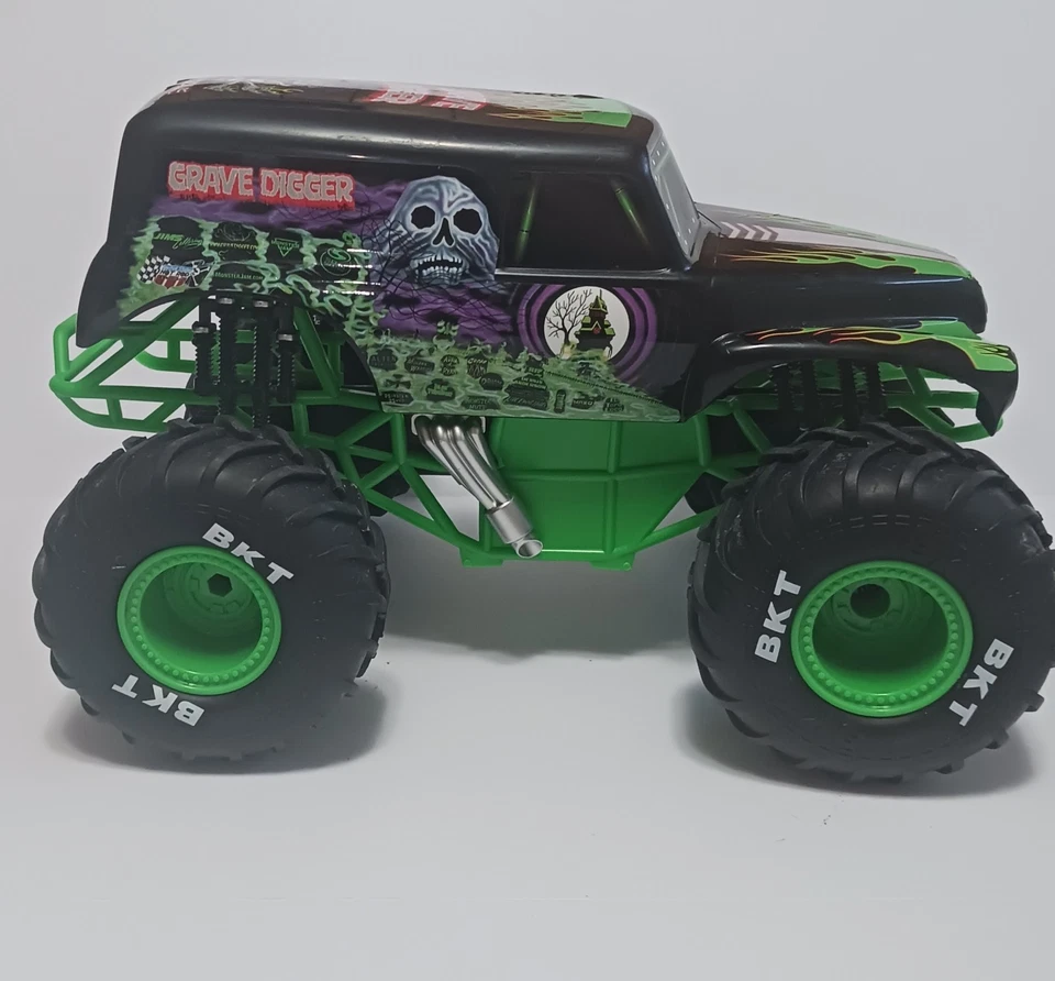 Grave Digger Monster Jam Truck RC Radio Control - Spin Master  - Image 2 of 4