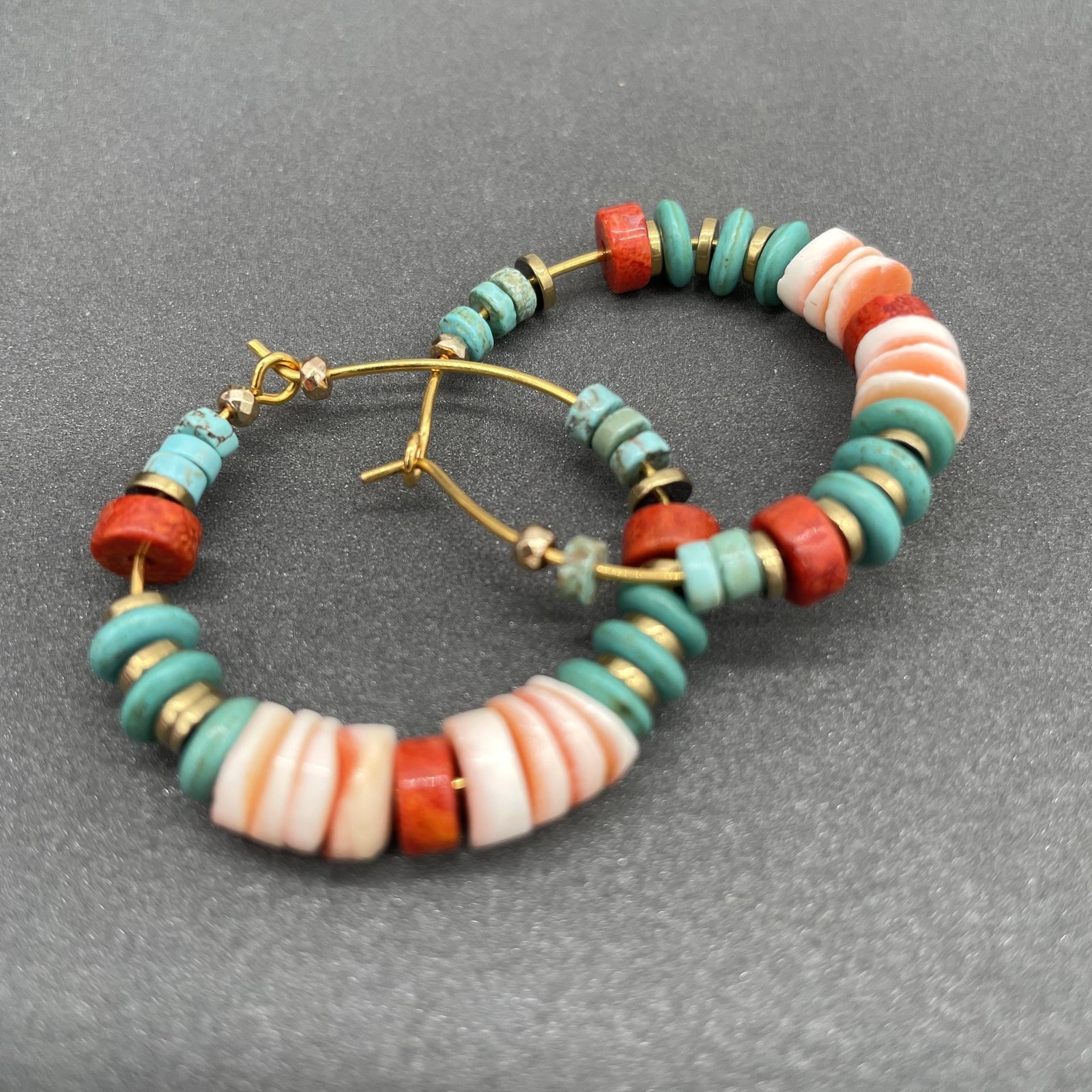 Créoles vermeil howlite et corail un voyage sensoriel au cœur des océans