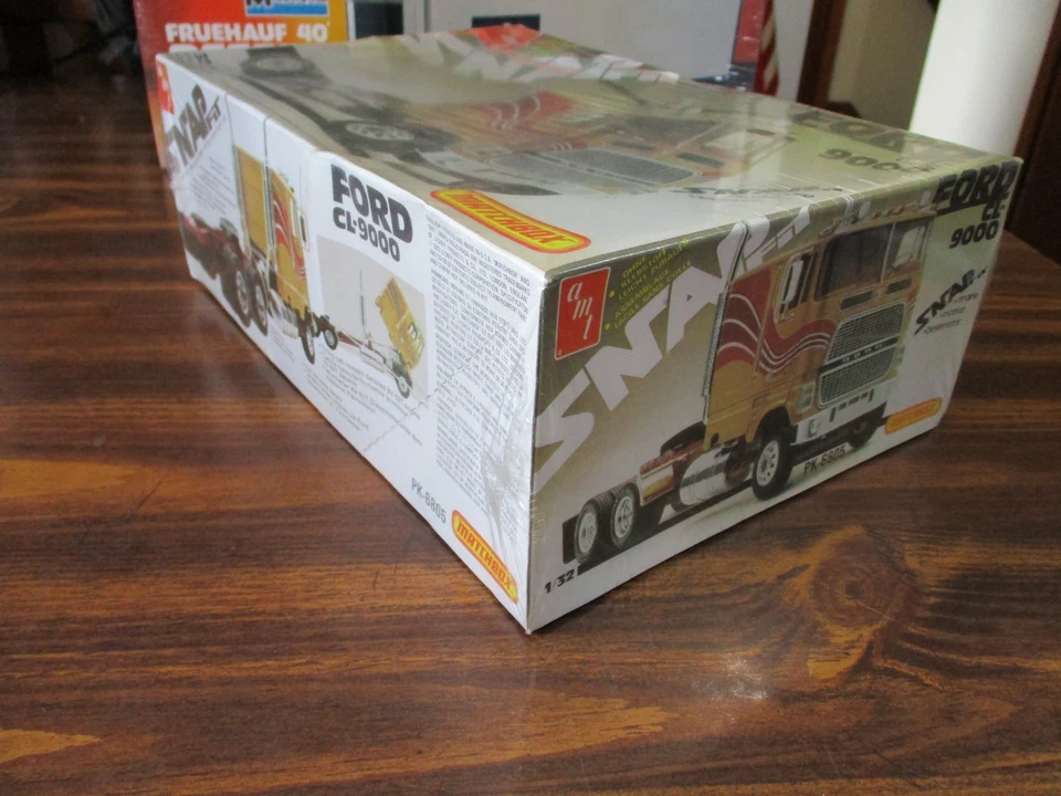 Vintage AMT/Matchbox Snap Tite Ford CL 9000 COE / Reefer Trailer Model kit - Image 4 of 4