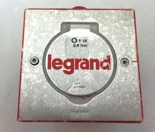 Prise à clapet alu 2P+T IP44 / Legrand + boite encastrement