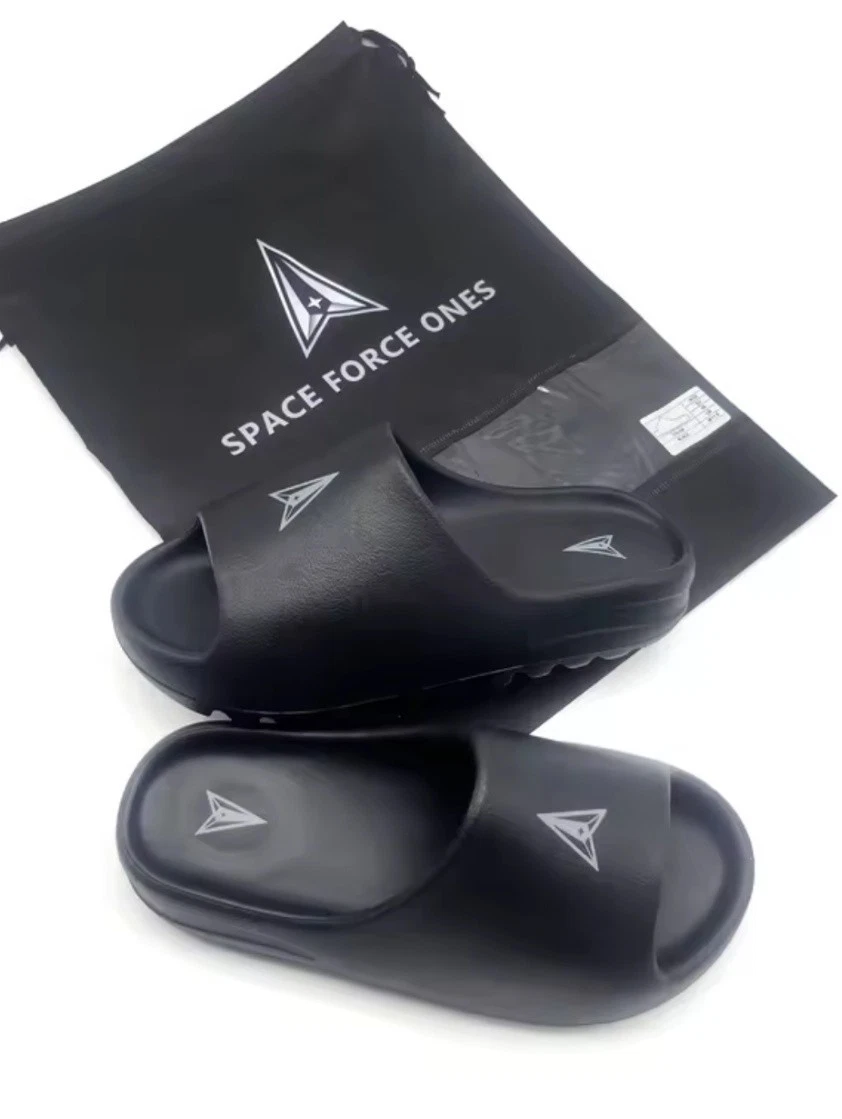 SPACE FORCE Yeezy Slides Edizione Limitata Donna Taglia 9 Nero con Logo Argento