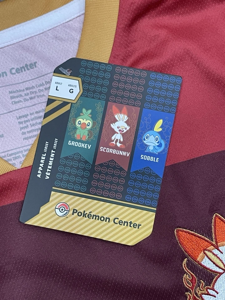 Camiseta de fútbol Pokemon Center Scorbunny bordada talla grande - nueva con etiquetas Foto 4 de 4