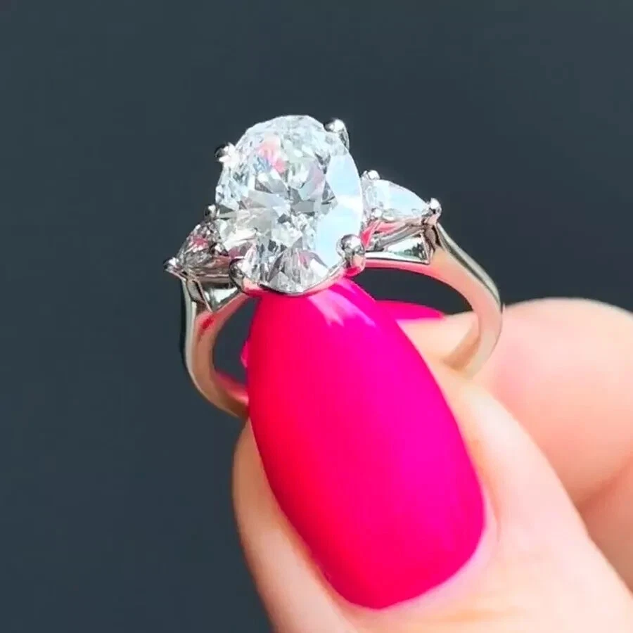 Помолвочное кольцо с тремя камнями муассанит овальной огранки 4,68 TCW с покрытием из белого золота 14 карат - Изображение 3 из 4