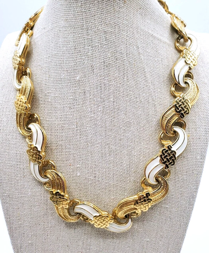 Collar llamativo tono dorado grueso esmalte blanco enclavamiento alternativo 18" Foto 4 de 4